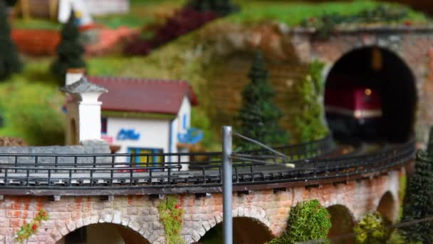 2023年6月 意大利佛罗伦萨 模型货运列车驶出隧道并通过一座桥 示范铁路 — 图库视频影像