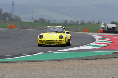 Scarperia, 2 Nisan 2023: Porsche 911 Carrera RSR 3.0 IROC 1973 Mugello Classic 2023 tarihinde İtalya 'daki Mugello Pisti' nde faaliyet göstermiştir..