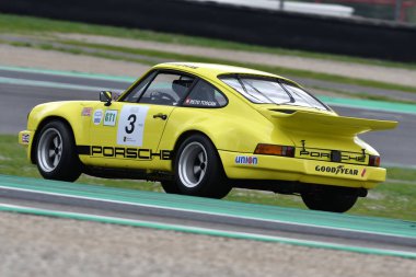Scarperia, 2 Nisan 2023: Porsche 911 Carrera RSR 3.0 IROC 1973 Mugello Classic 2023 tarihinde İtalya 'daki Mugello Pisti' nde faaliyet göstermiştir..