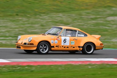 Scarperia, 2 Nisan 2023: Porsche 911 Carrera RSR 3.0 yıl 1973 Mugello Classic 2023 'te İtalya' daki Mugello Pisti 'nde.
