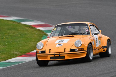 Scarperia, 2 Nisan 2023: Porsche 911 Carrera RSR 3.0 yıl 1973 Mugello Classic 2023 'te İtalya' daki Mugello Pisti 'nde.