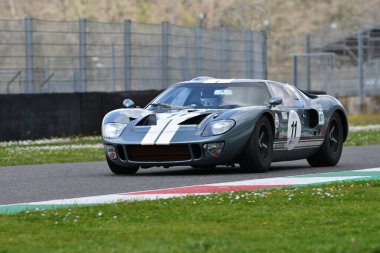 Scarperia, 2 Nisan 2023: 1965 yılında Ford GT40 C Mugello Classic 2023 yılında İtalya 'daki Mugello Pisti' nde görev yaptı..