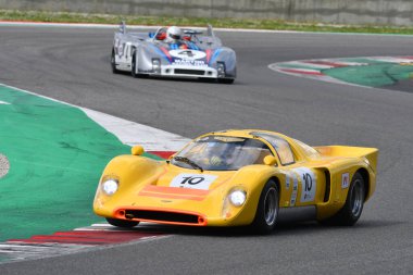 Scarperia, 2 Nisan 2023: Chevron B16 yıl 1971 Mugello Classic 2023 tarihinde İtalya 'daki Mugello Pisti' nde görev yaptı..