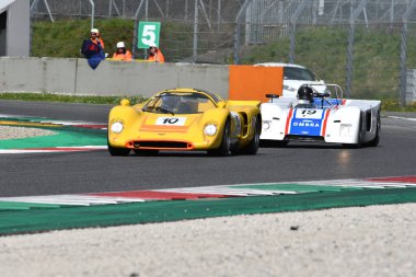 Scarperia, 2 Nisan 2023: Chevron B16 yıl 1971 Mugello Classic 2023 tarihinde İtalya 'daki Mugello Pisti' nde görev yaptı..