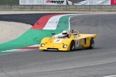 Scarperia, 2 Nisan 2023: Chevron B21 yıl 1972 Mugello Classic 2023 'te İtalya' daki Mugello Pisti 'nde eylem halindeydi..