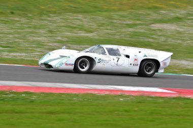 Scarperia, 2 Nisan 2023: Lola T70 Mk III B yılı 1969 Mugello Classic 2023 tarihinde İtalya Mugello Pisti 'nde.