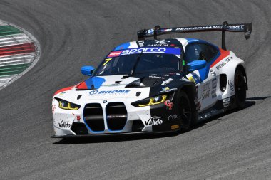 Scarperia, 7 Temmuz 2023: BMW M4 GT3 İtalyan ekibi BMW Italia Ceccato Racing 'den Cassar Marco ve Nilsson Alfred Mugello pistinde İtalya Şampiyonası antrenmanında. İtalya