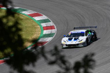 Scarperia, 7 Temmuz 2023: IMPERIALE Ekibi 'nden Lamborghini Huracan GT3 Garcia Miguel ve Bartholomew Jack tarafından Mugello Pisti' ndeki İtalya Şampiyonası antrenmanı sırasında kullanıldı. İtalya