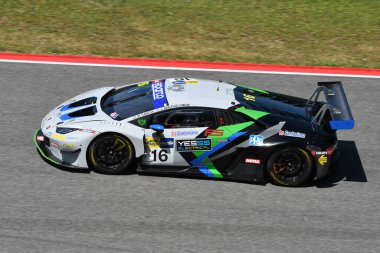 Scarperia, 7 Temmuz 2023: IMPERIALE Ekibi 'nden Lamborghini Huracan GT3 Garcia Miguel ve Bartholomew Jack tarafından Mugello Pisti' ndeki İtalya Şampiyonası antrenmanı sırasında kullanıldı. İtalya