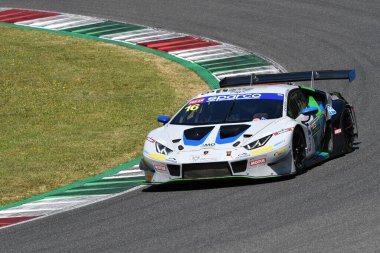 Scarperia, 7 Temmuz 2023: IMPERIALE Ekibi 'nden Lamborghini Huracan GT3 Garcia Miguel ve Bartholomew Jack tarafından Mugello Pisti' ndeki İtalya Şampiyonası antrenmanı sırasında kullanıldı. İtalya