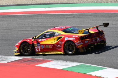 Scarperia, 7 Temmuz 2023: SCUDERIA BALDINI takımından Ferrari 488 GT3 27, Fisichella Giancarlo ve Mosca Tommaso tarafından Mugello Pisti 'nde oynanan İtalya Şampiyonası antrenmanı sırasında kullanıldı. İtalya