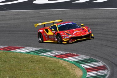 Scarperia, 7 Temmuz 2023: SCUDERIA BALDINI takımından Ferrari 488 GT3 27, Fisichella Giancarlo ve Mosca Tommaso tarafından Mugello Pisti 'nde oynanan İtalya Şampiyonası antrenmanı sırasında kullanıldı. İtalya