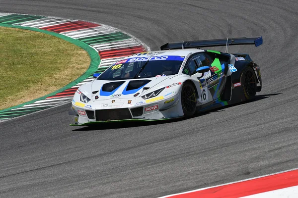 Scarperia, 7 Temmuz 2023: IMPERIALE Ekibi 'nden Lamborghini Huracan GT3 Garcia Miguel ve Bartholomew Jack tarafından Mugello Pisti' ndeki İtalya Şampiyonası antrenmanı sırasında kullanıldı. İtalya