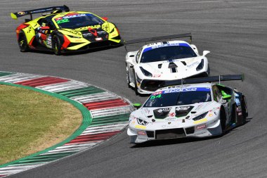 Scarperia, 7 Temmuz 2023: IMPERIALE Ekibi 'nden Lamborghini Huracan GT3 Gilardoni Kevin ve Middleton Stuart' ın Mugello Pisti 'ndeki İtalya Şampiyonası antrenmanı sırasında kullandılar. İtalya.