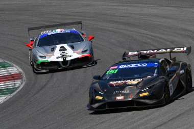 Scarperia, 7 Temmuz 2023: BONALDI MOTORT srl takımından Lamborghini Huracan Supertrofeo Fischbaum Michael ve Pavlovic Milos 'un Mugello Pisti' ndeki İtalya Şampiyonası antrenmanı sırasında kullandılar. İtalya.