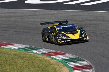 Scarperia, 7 Temmuz 2023: Guidetti Jacopo ve Fondi Maurizio 'nun kullandığı Becagli Leonardo Takımı' ndan Lamborghini Huracan Supertrofeo, Mugello Pisti 'ndeki İtalya Şampiyonası antrenmanı sırasında görev başındaydı. İtalya.