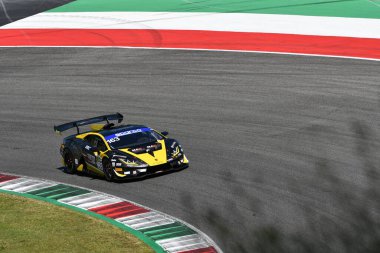 Scarperia, 7 Temmuz 2023: Guidetti Jacopo ve Fondi Maurizio 'nun kullandığı Becagli Leonardo Takımı' ndan Lamborghini Huracan Supertrofeo, Mugello Pisti 'ndeki İtalya Şampiyonası antrenmanı sırasında görev başındaydı. İtalya.