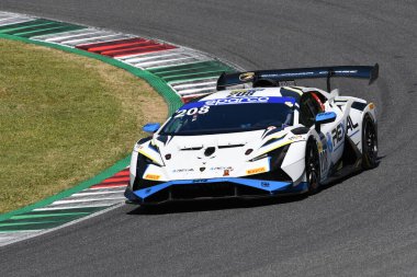 Scarperia, 7 Temmuz 2023: Lamborghini Huracan Supertrofeo İRON LYNX takımından Privitelio Donovan ve Privitelio Luciano Mugello Pisti 'ndeki İtalya Şampiyonası antrenmanı sırasında görev başında. İtalya.