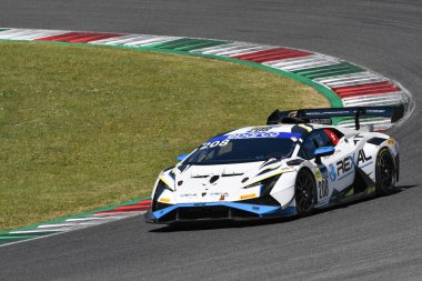 Scarperia, 7 Temmuz 2023: Lamborghini Huracan Supertrofeo İRON LYNX takımından Privitelio Donovan ve Privitelio Luciano Mugello Pisti 'ndeki İtalya Şampiyonası antrenmanı sırasında görev başında. İtalya.