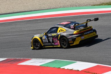 Scarperia, 7 Temmuz 2023: KRYPTON Motorsport srl takımından Porsche 991 Di Benedetto Davide ve Nicolosi Giuseppe Mugello Pisti 'nde İtalya Şampiyonası antrenmanı sırasında görev başında. İtalya.