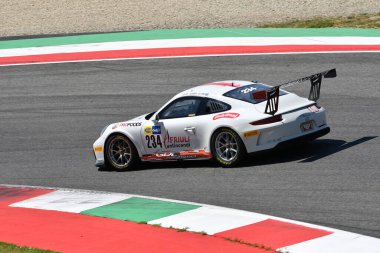 Scarperia, 7 Temmuz 2023: GDL RACING SRI takımından Porsche 992 Luvisi Matteo ve Guerra Marco Mugello Pisti 'nde İtalya Şampiyonası antrenmanında. İtalya.