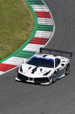 Scarperia, 7 Temmuz 2023: Ferrari 488 Team SR & R srl drive Atzori Francesco ve Bacci Alessio tarafından Mugello Pisti 'nde oynanan İtalya Şampiyonası antrenmanı sırasında gerçekleştirilmiştir. İtalya.