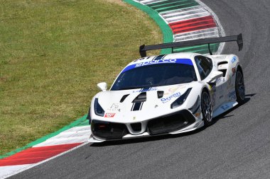 Scarperia, 7 Temmuz 2023: Ferrari 488 Team SR & R srl drive Atzori Francesco ve Bacci Alessio tarafından Mugello Pisti 'nde oynanan İtalya Şampiyonası antrenmanı sırasında gerçekleştirilmiştir. İtalya.