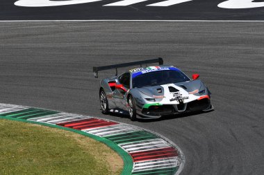 Scarperia, 7 Temmuz 2023: SR & R Srl takımının Ferrari 488 yarışması Di Leo Enrico ve La Mazza Francesco tarafından Mugello Pisti 'nde oynanan İtalya Şampiyonası antrenmanı sırasında yapıldı. İtalya.