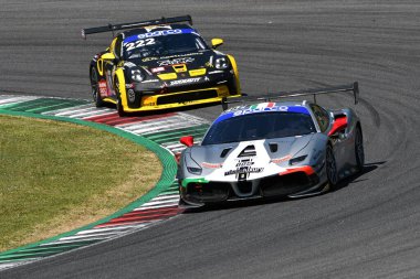 Scarperia, 7 Temmuz 2023: SR & R Srl takımının Ferrari 488 yarışması Di Leo Enrico ve La Mazza Francesco tarafından Mugello Pisti 'nde oynanan İtalya Şampiyonası antrenmanı sırasında yapıldı. İtalya.