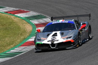 Scarperia, 7 Temmuz 2023: SR & R Srl takımının Ferrari 488 yarışması Di Leo Enrico ve La Mazza Francesco tarafından Mugello Pisti 'nde oynanan İtalya Şampiyonası antrenmanı sırasında yapıldı. İtalya.