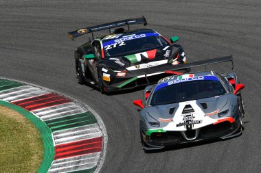 Scarperia, 7 Temmuz 2023: SR & R Srl takımının Ferrari 488 yarışması Di Leo Enrico ve La Mazza Francesco tarafından Mugello Pisti 'nde oynanan İtalya Şampiyonası antrenmanı sırasında yapıldı. İtalya.