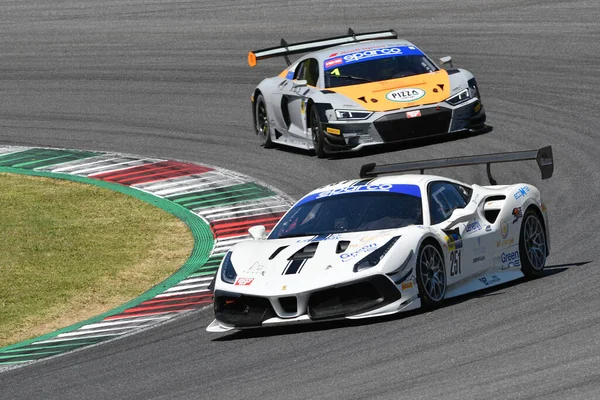 Scarperia, 7 Temmuz 2023: Ferrari 488 Team SR & R srl drive Atzori Francesco ve Bacci Alessio tarafından Mugello Pisti 'nde oynanan İtalya Şampiyonası antrenmanı sırasında gerçekleştirilmiştir. İtalya.