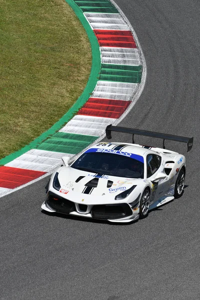 Scarperia, 7 Temmuz 2023: Ferrari 488 Team SR & R srl drive Atzori Francesco ve Bacci Alessio tarafından Mugello Pisti 'nde oynanan İtalya Şampiyonası antrenmanı sırasında gerçekleştirilmiştir. İtalya.