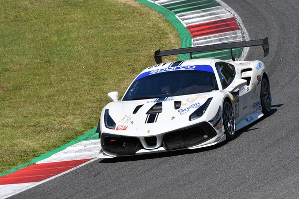 Scarperia, 7 Temmuz 2023: Ferrari 488 Team SR & R srl drive Atzori Francesco ve Bacci Alessio tarafından Mugello Pisti 'nde oynanan İtalya Şampiyonası antrenmanı sırasında gerçekleştirilmiştir. İtalya.