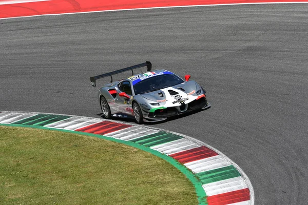 Scarperia, 7 Temmuz 2023: SR & R Srl takımının Ferrari 488 yarışması Di Leo Enrico ve La Mazza Francesco tarafından Mugello Pisti 'nde oynanan İtalya Şampiyonası antrenmanı sırasında yapıldı. İtalya.