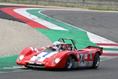 Scarperia, 2 Nisan 2023: Lola T212, 1971 Mugello Classic 2023 'te İtalya Mugello Pisti' nde eylem halindeydi..