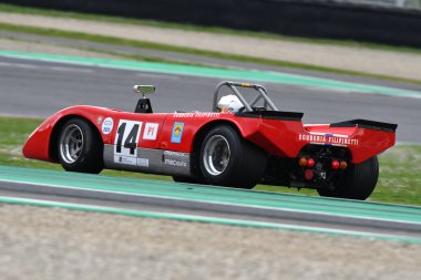 Scarperia, 2 Nisan 2023: Lola T212, 1971 Mugello Classic 2023 'te İtalya Mugello Pisti' nde eylem halindeydi..