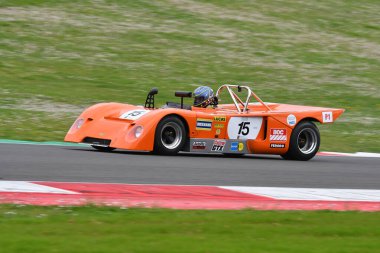Scarperia, 2 Nisan 2023: Chevron B19 yıl 1971 Mugello Classic 2023 tarihinde İtalya 'daki Mugello Pisti' nde eylem halindeydi..