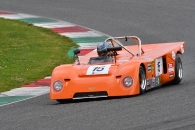 Scarperia, 2 Nisan 2023: Chevron B19 yıl 1971 Mugello Classic 2023 tarihinde İtalya 'daki Mugello Pisti' nde eylem halindeydi..
