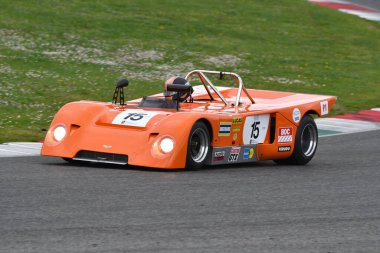 Scarperia, 2 Nisan 2023: Chevron B19 yıl 1971 Mugello Classic 2023 tarihinde İtalya 'daki Mugello Pisti' nde eylem halindeydi..