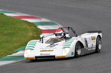 Scarperia, 2 Nisan 2023: Lola T212, 1971 Mugello Classic 2023 'te İtalya Mugello Pisti' nde eylem halindeydi..