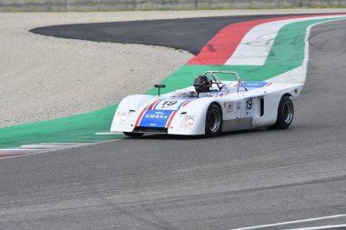 Scarperia, 2 Nisan 2023: Chevron B19 yıl 1971 Mugello Classic 2023 tarihinde İtalya 'daki Mugello Pisti' nde eylem halindeydi..