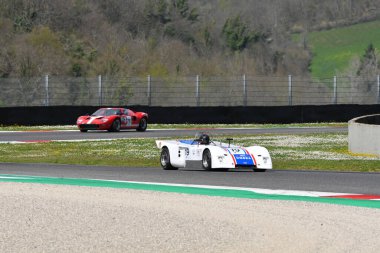 Scarperia, 2 Nisan 2023: Chevron B19 yıl 1971 Mugello Classic 2023 tarihinde İtalya 'daki Mugello Pisti' nde eylem halindeydi..