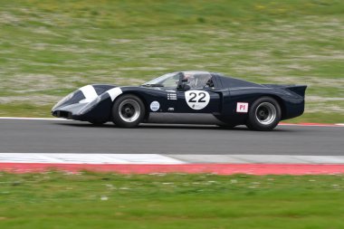 Scarperia, 2 Nisan 2023: Chevron B16, 1970 Mugello Classic 2023 'te İtalya' daki Mugello Pisti 'nde eylem halindeydi..