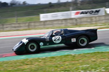 Scarperia, 2 Nisan 2023: Chevron B16, 1970 Mugello Classic 2023 'te İtalya' daki Mugello Pisti 'nde eylem halindeydi..