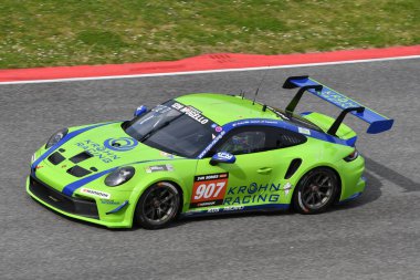 Scarperia 23 Mart 2023: Porsche 911 GT3 Cup 992 RPM Yarış Pisti Tracy Krohn-Niclas Jnsson-Philip Hamprecht İtalya 'daki Mugello Pisti' nde 12h Hankook Yarışı sırasında