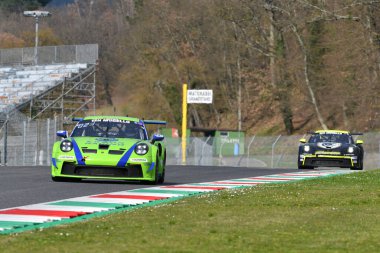 Scarperia 23 Mart 2023: Porsche 911 GT3 Cup 992 RPM Yarış Pisti Tracy Krohn-Niclas Jnsson-Philip Hamprecht İtalya 'daki Mugello Pisti' nde 12h Hankook Yarışı sırasında