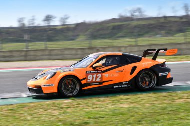 Scarperia, 23 Mart 2023: Porsche 911 GT3 Kupası 992 Presezzi-Busnelli-Jacoma-Fenici tarafından İtalya 'daki Mugello Pisti' nde yapılan 12: 00 Hankook yarışı sırasında kullanıldı..