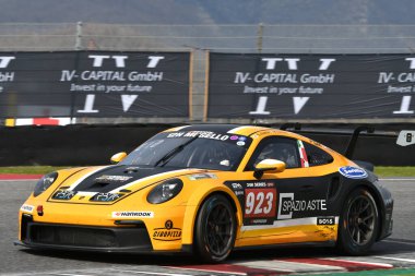 Scarperia, 23 Mart 2023: Porsche 911 GT3 Kupası Enrico Fulgenzi Yarış Takımı 992 Akatsu-Fulgenzi-Galbiati tarafından İtalya Mugello Pisti 'nde 12: 00 Hankook Yarışı sırasında kullanıldı.