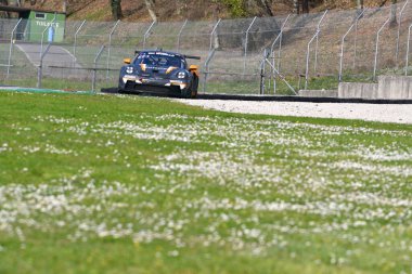 Scarperia, 23 Mart 2023: Porsche 911 GT3 Cup 992 NKPP Takımının HRT Performans sürücüsü Gijs Bessem-Harry Hilders İtalya 'daki Mugello Pisti' nde 12.00 Hankook Yarışı sırasında görev başında..